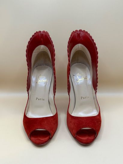 LOUBOUTIN
Paire d'escarpins en daim rouge,...