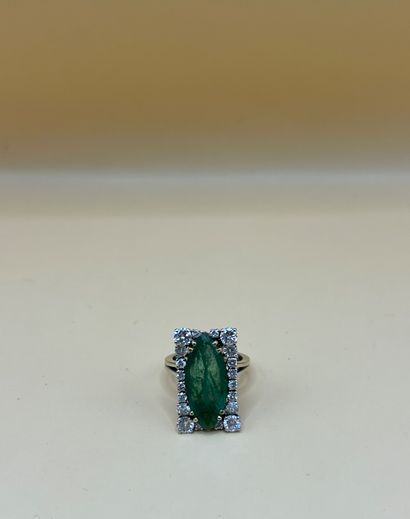 Bague en or gris 18 carats (750/1000) centrée...