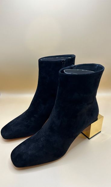 LOUBOUTIN
Paire de bottines en daim noir...
