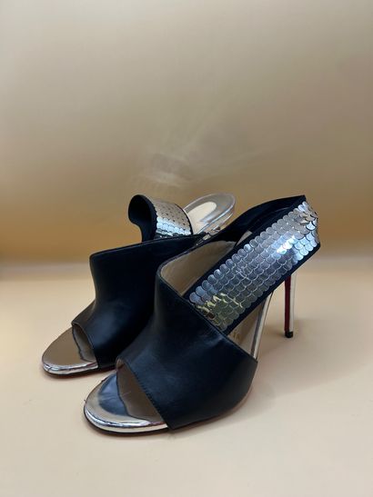 LOUBOUTIN 
Paire d'escarpins en cuir de veau...