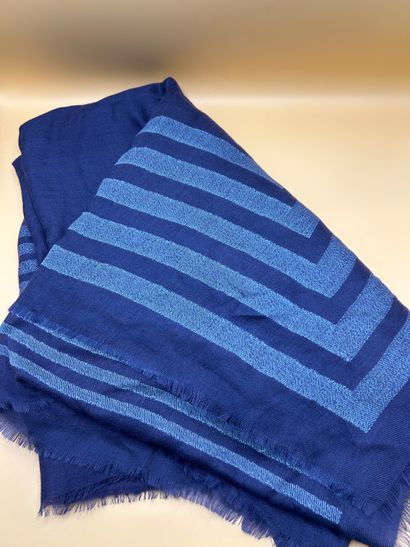 CHANEL 
Grande étole en laine et cachemire...
