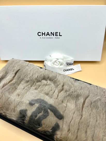 CHANEL 
Chauffe-mains dit gant en fourrure...