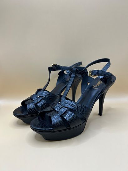 SAINT LAURENT 
Paire de sandales à talons...