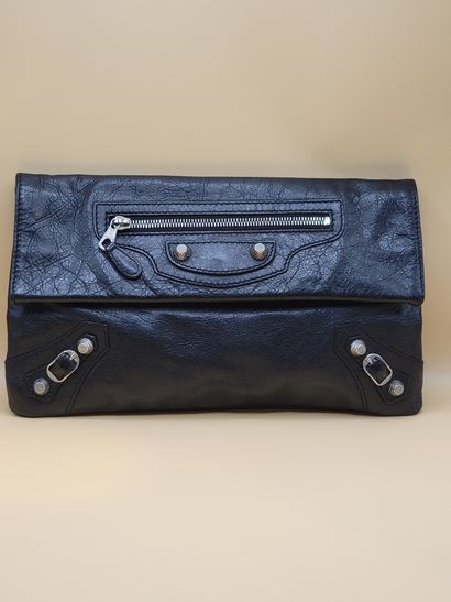 BALENCIAGA 
Pochette en cuir craquelé noir...