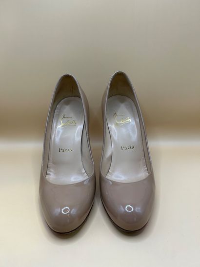 LOUBOUTIN 
Paire d'escarpins en cuir verni...