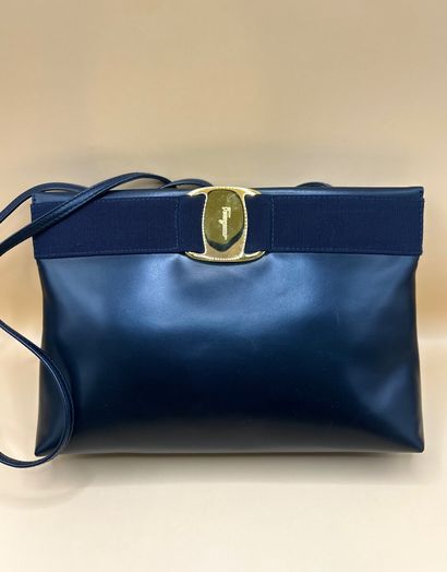 SALVATORE FERRAGAMO 
Ravissant sac à bandoulière...
