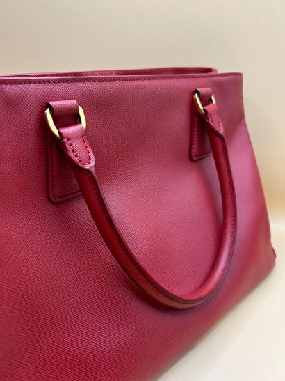 PRADA 
Sac à main 