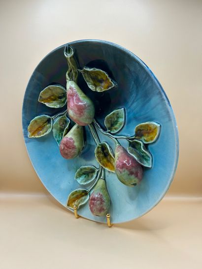 Delightful circular dish in barbotine decorated...