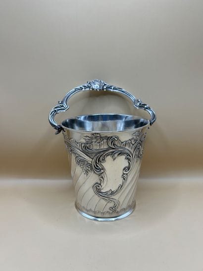 GALLIA
Delightful ice bucket in silver-plated...