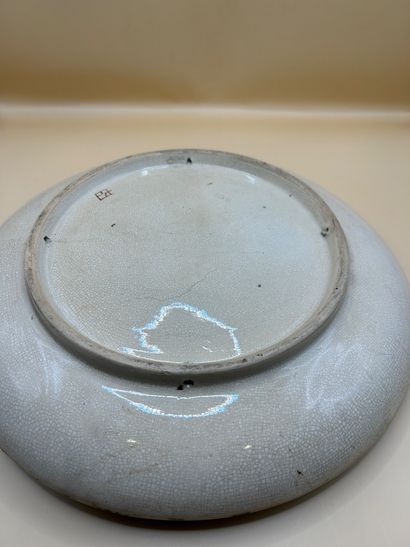 Delightful circular dish in barbotine decorated...
