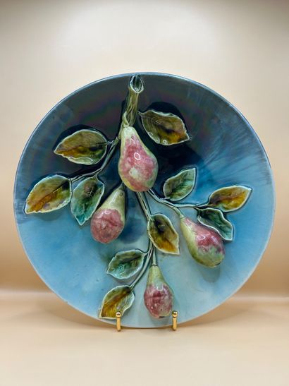 Delightful circular dish in barbotine decorated...