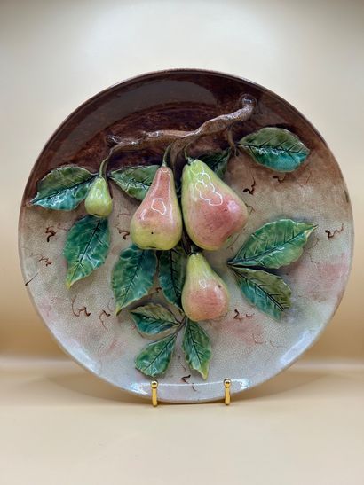 Delightful circular dish in barbotine decorated...