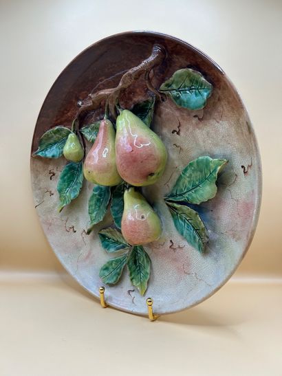 Delightful circular dish in barbotine decorated...