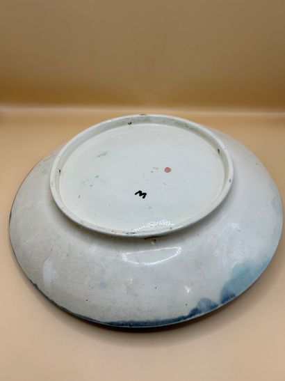 Delightful circular dish in barbotine decorated...