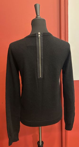 ZADIG & VOLTAIRE DELUXE 
V-neck sweater model...