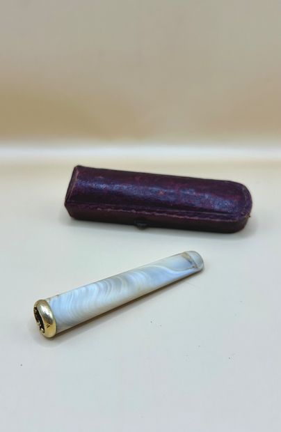 Mother-of-pearl and 18K (750/1000) yellow...