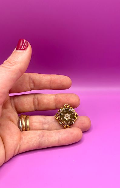18K (750/1000) yellow gold square brooch,...