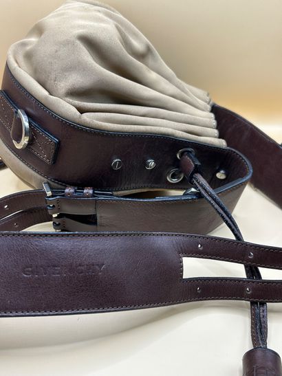 GIVENCHY 
Circa 2000
Handbag in brown calf...