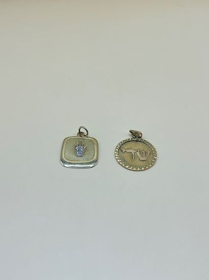 18K (750/1000) yellow gold medal pendant...