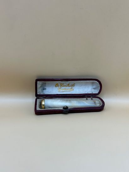 Mother-of-pearl and 18K (750/1000) yellow...