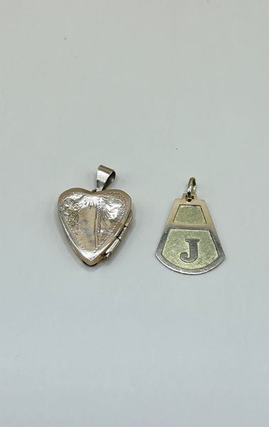 Lot comprising two 18-carat (750/1000) yellow...