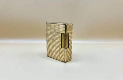 DUPONT 
Gold-plated gas lighter with gadrooned...