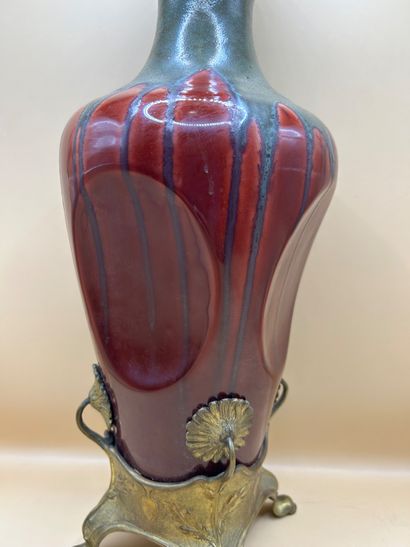 Vase balustre en céramique, à décor de coulures...