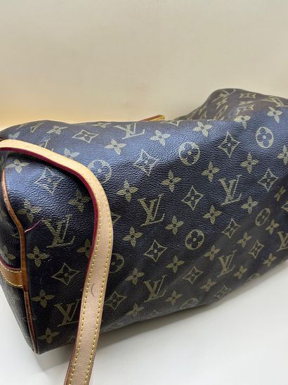 LOUIS VUITTON 
Sac à main modèle 