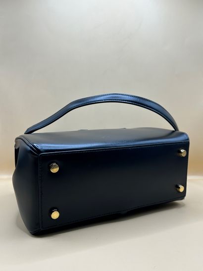 CELINE 
Sac 16 classique en cuir de veau...