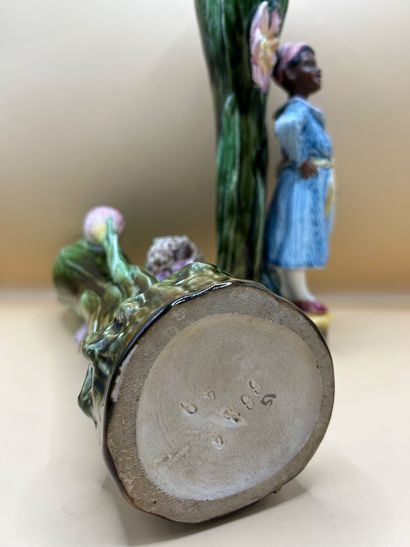 Paire de soliflores en barbotine émaillée...