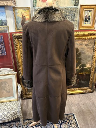 BALMAIN
Timeless brown fur-lined 