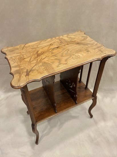 EMILE GALLÉ (1846-1904) 
Table de salon à...
