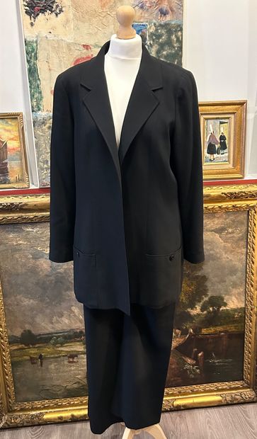 CHANEL, circa 1990 
Black 100% wool suit...