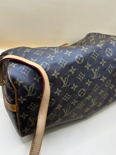LOUIS VUITTON 
Sac à main modèle 