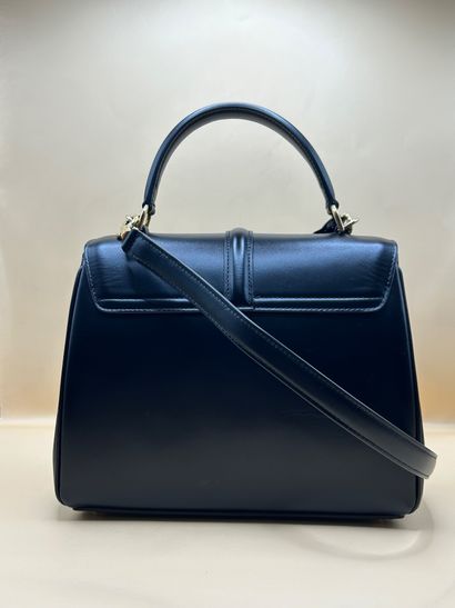 CELINE 
Sac 16 classique en cuir de veau...