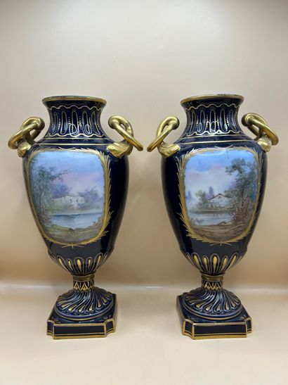 SEVRES 
Paire de vases balustres en porcelaine...