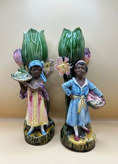 Paire de soliflores en barbotine émaillée...