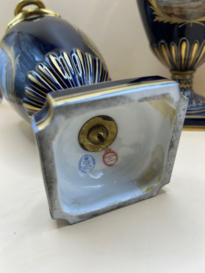 SEVRES 
Paire de vases balustres en porcelaine...