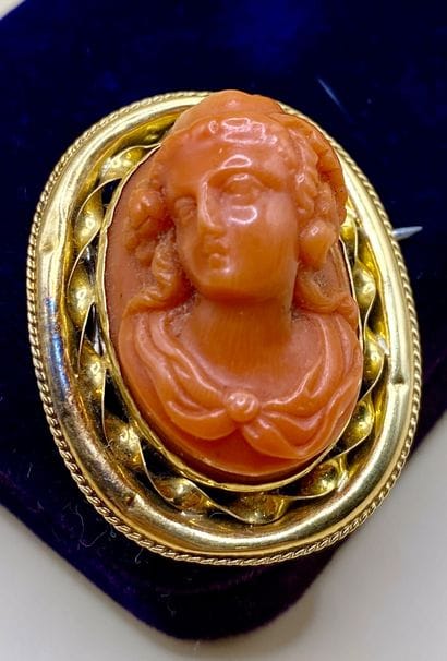 Broche ovale en or jaune 18 carats (750/1000),...