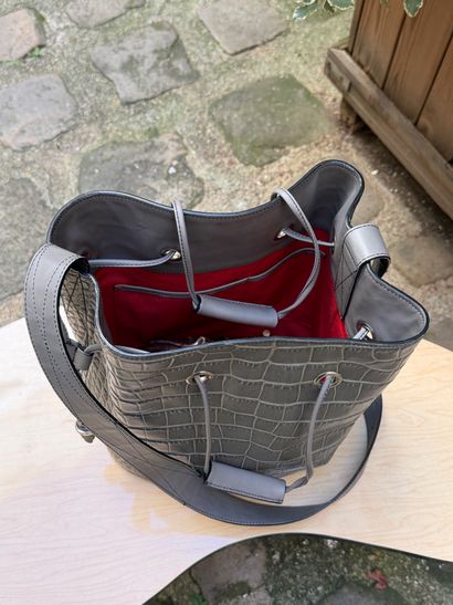 LANCEL 
Grand sac seau en cuir gris effet...