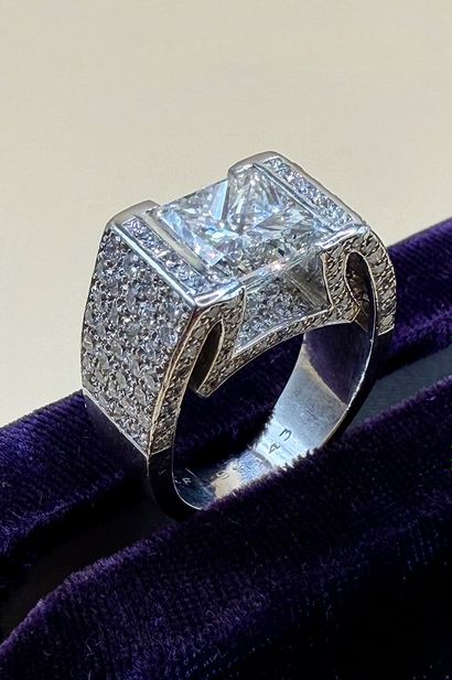 Ravissante et élégante bague en platine (850/1000)...