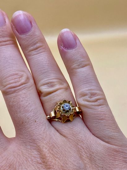 Ravissante bague en or jaune 18 carats (750/1000)...