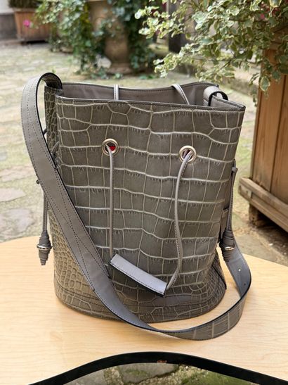 LANCEL 
Grand sac seau en cuir gris effet...