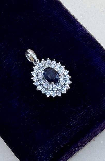 Pendentif en argent (min. 800/1000) serti...