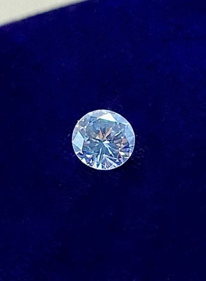 Diamant sur papier de taille moderne mesurant...