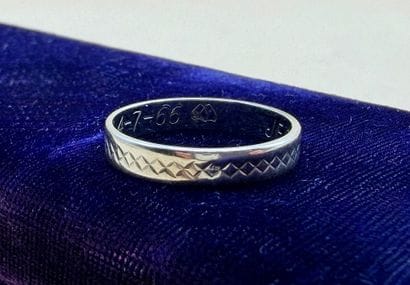 Alliance en or gris 18 carats (750/1000)...