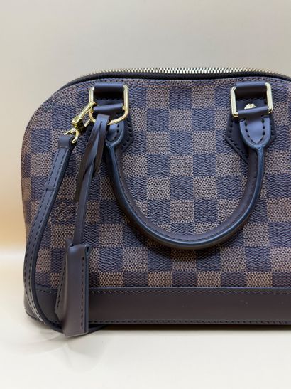 LOUIS VUITTON 
Sac à main modèle 