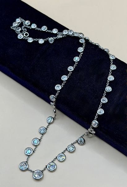 Ravissant et délicat collier en platine (850/1000)...