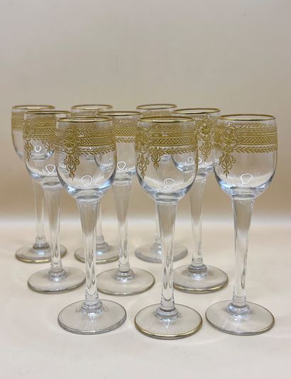 Ensemble comprenant neuf verres à liqueur...