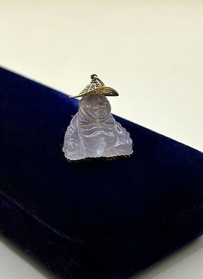 CHINE 
Ravissant pendentif bouddha en or...